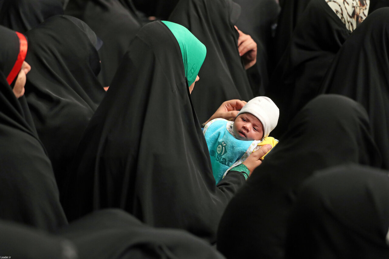 مهمانان ویژه رهبر انقلاب در حسینیه امام خمینی +عکس