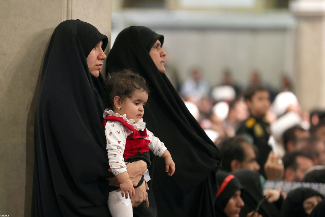 مهمانان ویژه رهبر انقلاب در حسینیه امام خمینی +عکس