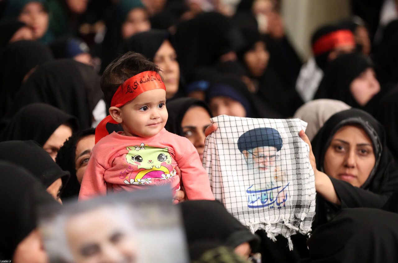 مهمانان ویژه رهبر انقلاب در حسینیه امام خمینی +عکس