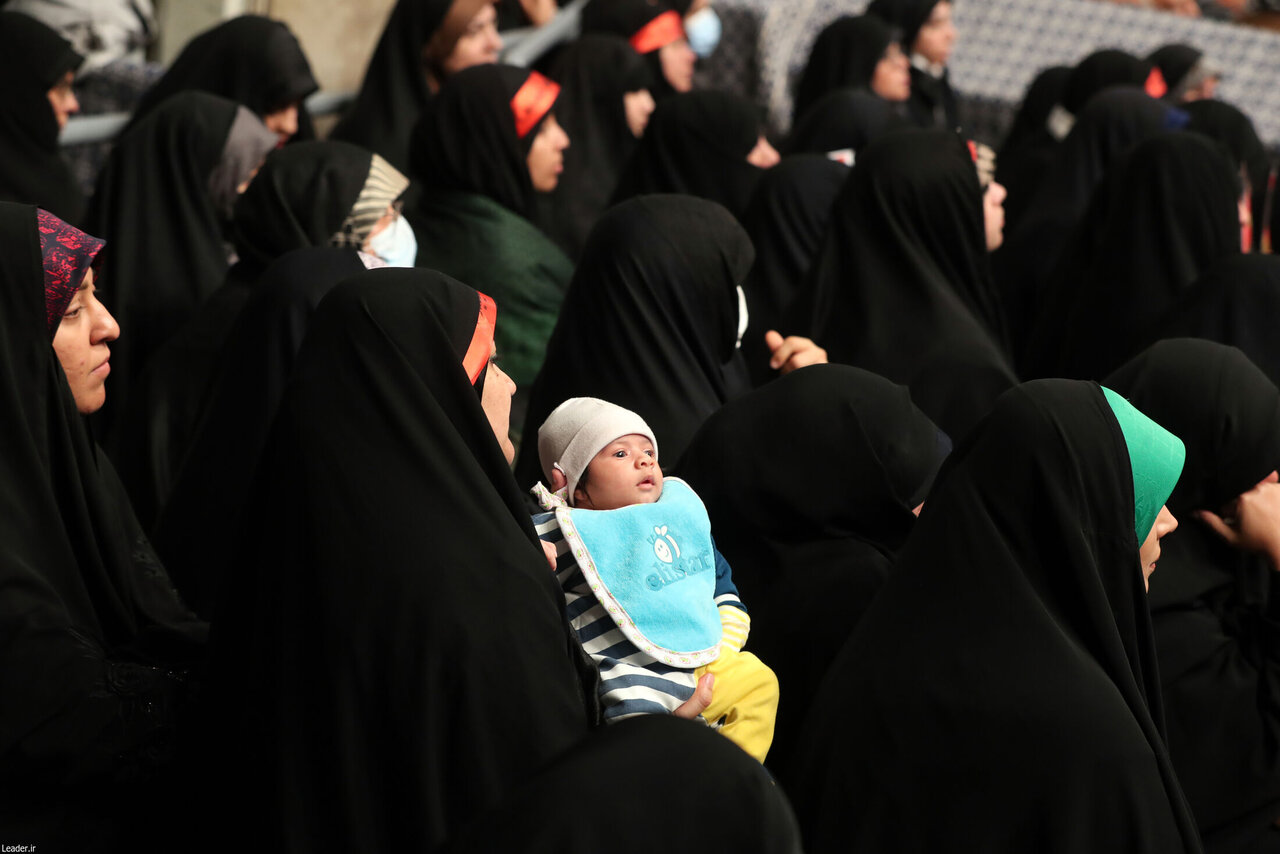 مهمانان ویژه رهبر انقلاب در حسینیه امام خمینی +عکس