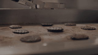 دستپخت انسان بهتر است یا ربات؟/ اولین رستوران جهان که آشپزهایش آدم نیستند / عکس 3