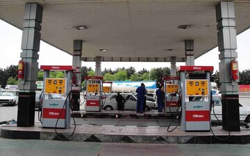 صف عجیب و طولانی بنزین در خیابان عباس آباد + عکس