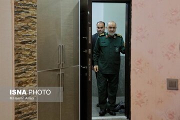عکس متفاوت از سردار بلندپایه سپاه در مقابل یک تابلو عکس خاص