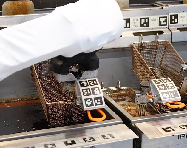 دستپخت انسان بهتر است یا ربات؟/ اولین رستوران جهان که آشپزهایش آدم نیستند / عکس 2