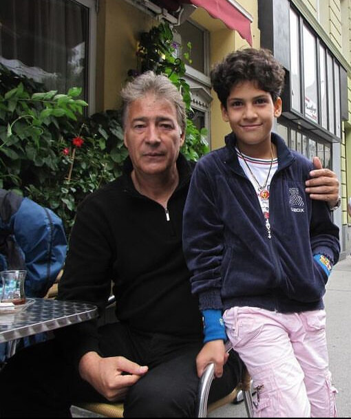 عکس| تصویر کودکی ملیکا محمدی کنار ناصر حجازی