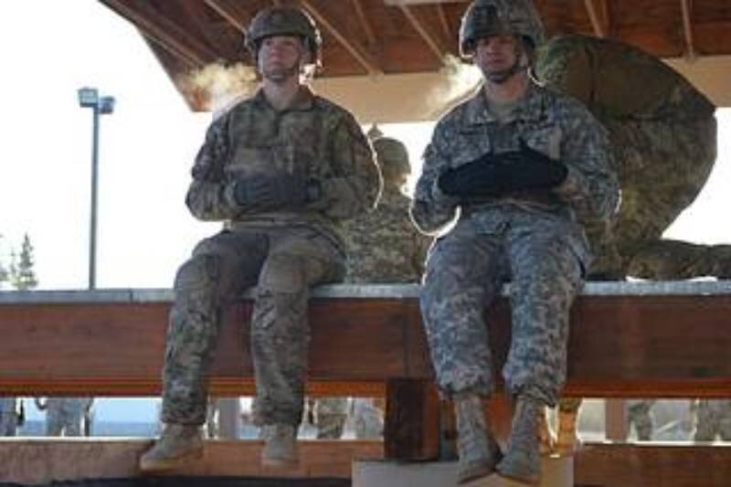 ببینید | لحظه دلخراش سقوط سرباز حین مانور آموزشی