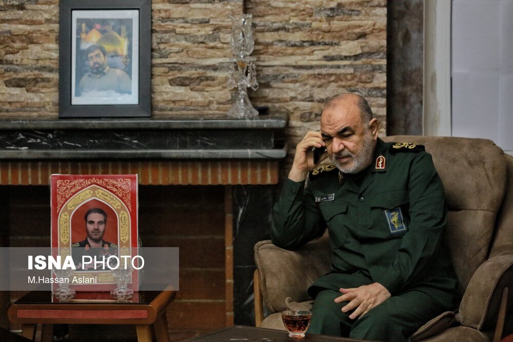 عکس متفاوت از سردار بلندپایه سپاه در مقابل یک تابلو عکس خاص