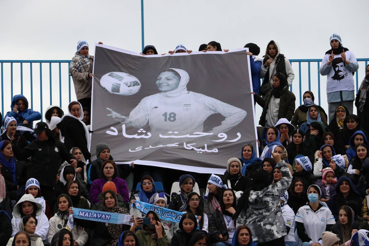 عکس| بنر ملیکا محمدی در دست دختران ملوانی