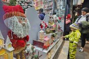 عکس | شادی مردم تهران در کنار بابانوئل در خیابان میرزای شیرازی
