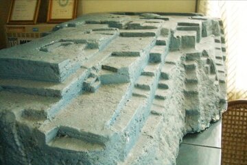 ماکت ساخته شده از هرم زیرآب ژاپن