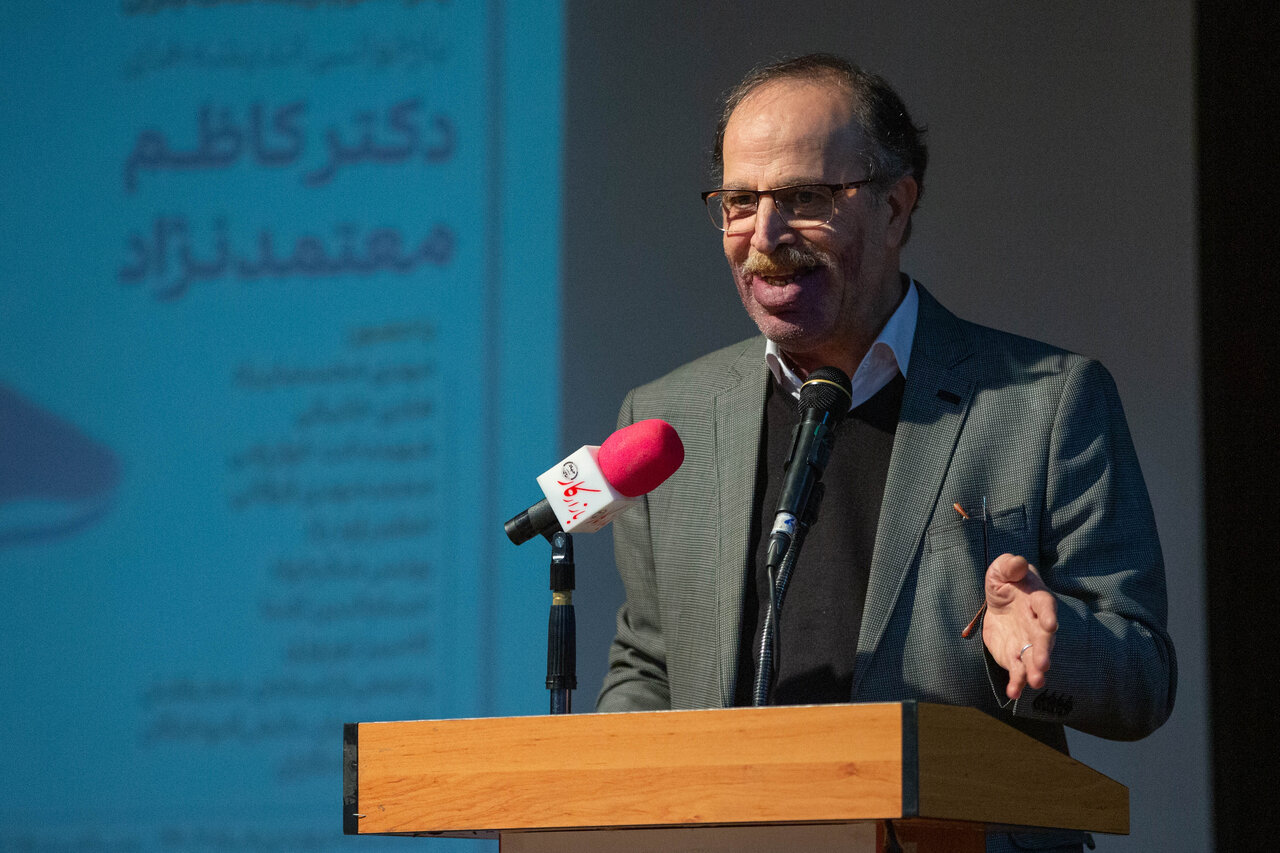 مهمترین آرزوی معتمدنژاد شکلگیری چیزی به اسم علم ارتباط، خانواده ارتباطات و منظومه ارتباطات بود تا بتواند به حل و فصل مسائل ایران کمک کند