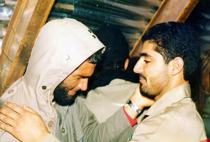 عکسهایی از جوانی سردار سلیمانی با رزمندگان عملیات کربلای ۴/ عراقیها مثل این صیادهایی که مرغابی صید میکنند، لب ساحل ایستاده بودند