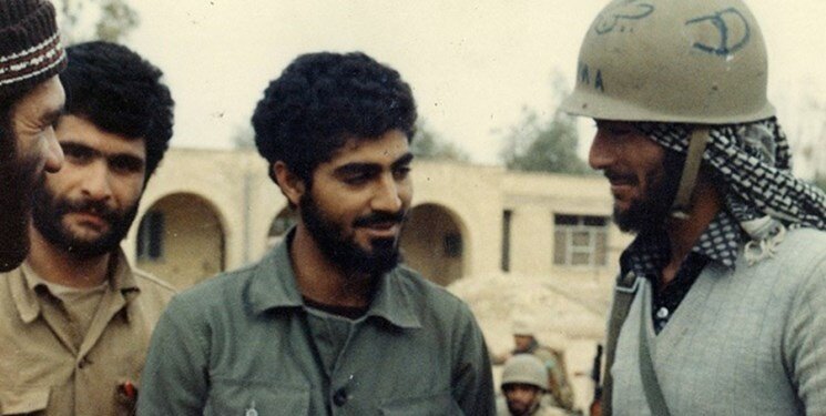 عکسهایی از جوانی سردار سلیمانی با رزمندگان عملیات کربلای ۴/ عراقیها مثل این صیادهایی که مرغابی صید میکنند، لب ساحل ایستاده بودند
