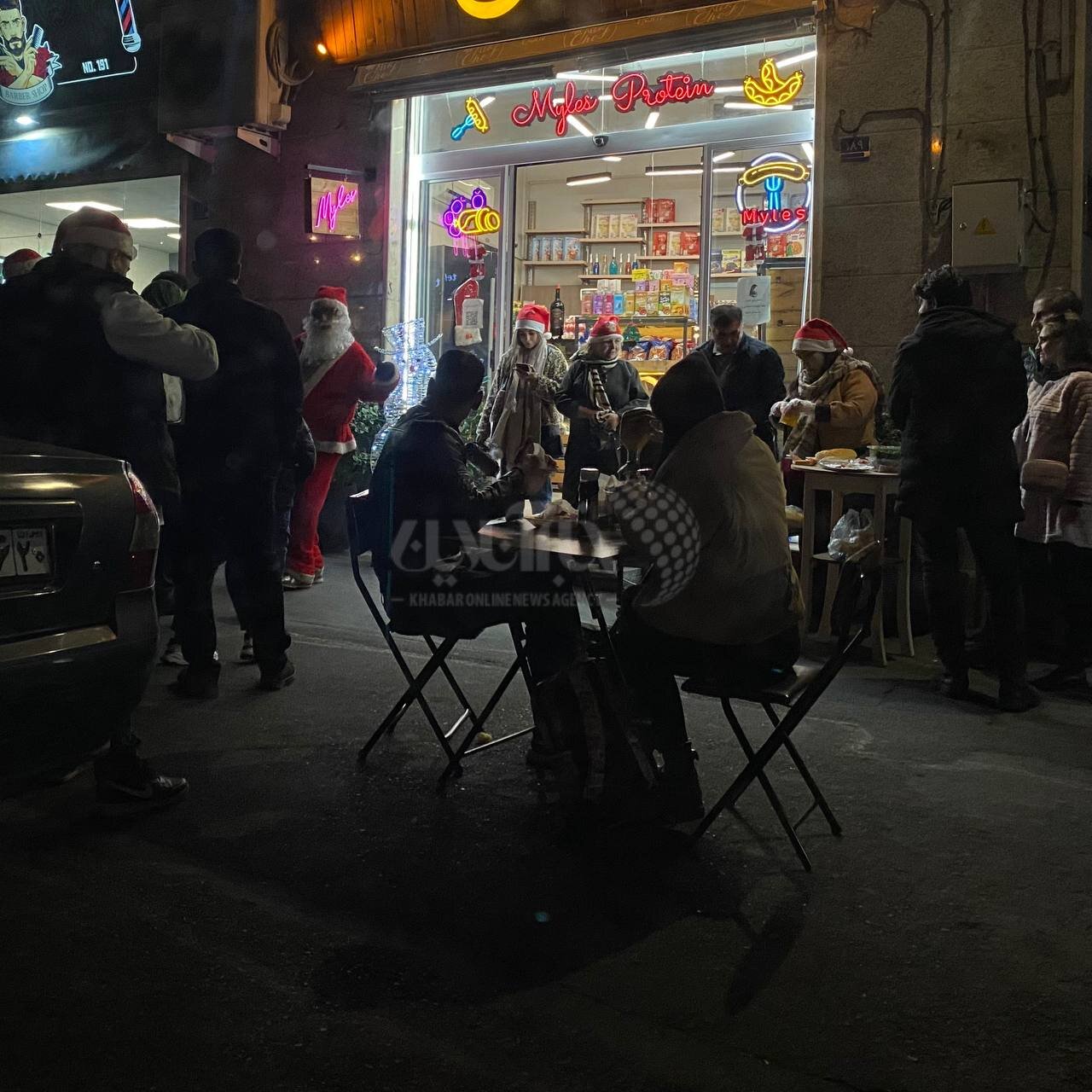 عکس | شادی مردم تهران در کنار بابانوئل در خیابان میرزای شیرازی