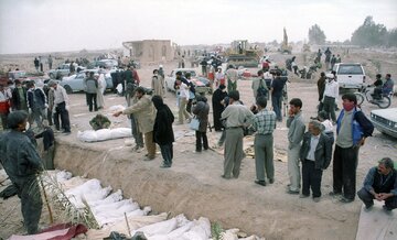 عکس | تصویری تلخ از دفن دسته‌جمعی قربانیان در زلزله ۶/۶ ریشتری بم