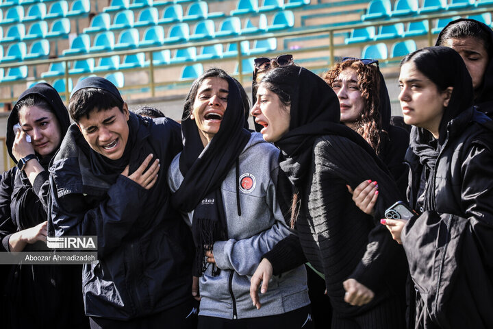 گریه‌های جانسوز دختران جوان در مراسم تشییع ملیکا محمدی