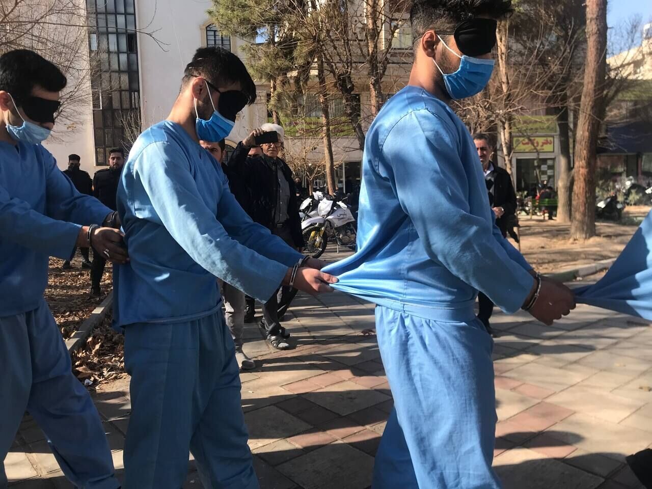 بازسازی صحنه جرم اراذل و اوباش؛ شلیک با کلاشینکف به مرکز درمانی/ عکس