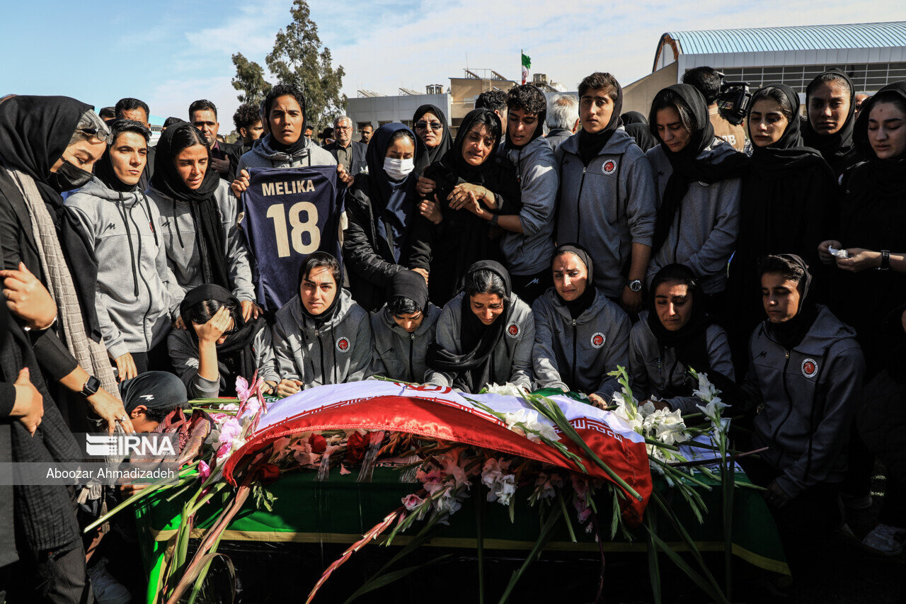 تصاویر | گریه‌های جانسوز دختران جوان در مراسم تشییع ملیکا محمدی؛ هم‌تیمی‌ها خون گریه کردند