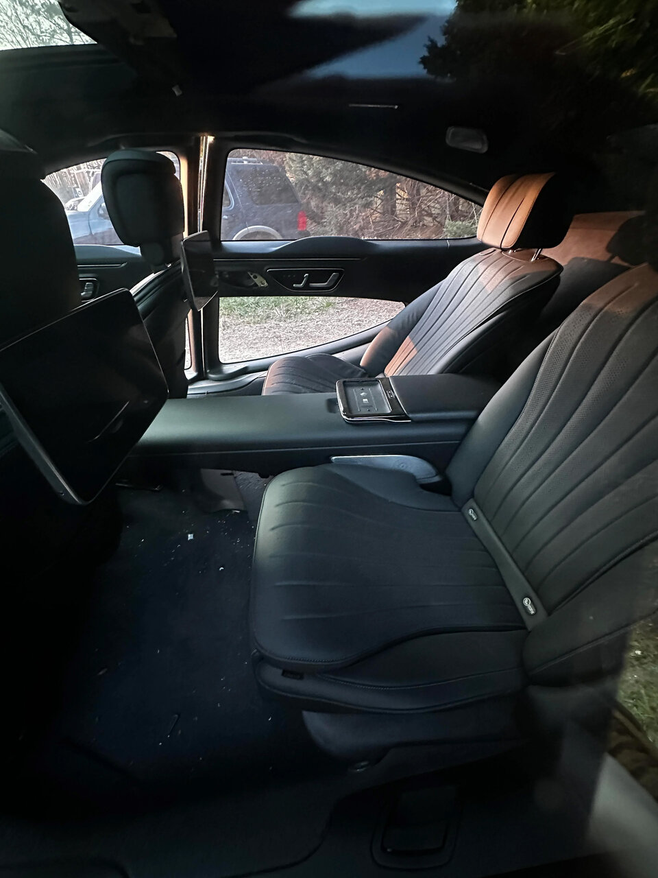 مرسدس بنز فضایی و عجیبی که در یک زبالهدان رها شده است! /عکس