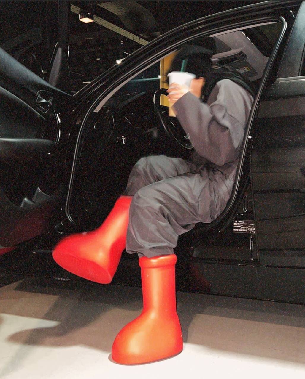 عکس | چکمههای عجیب و ۱۷ میلیون تومانی ترلان پروانه به سبک بازیگران هالیوود!