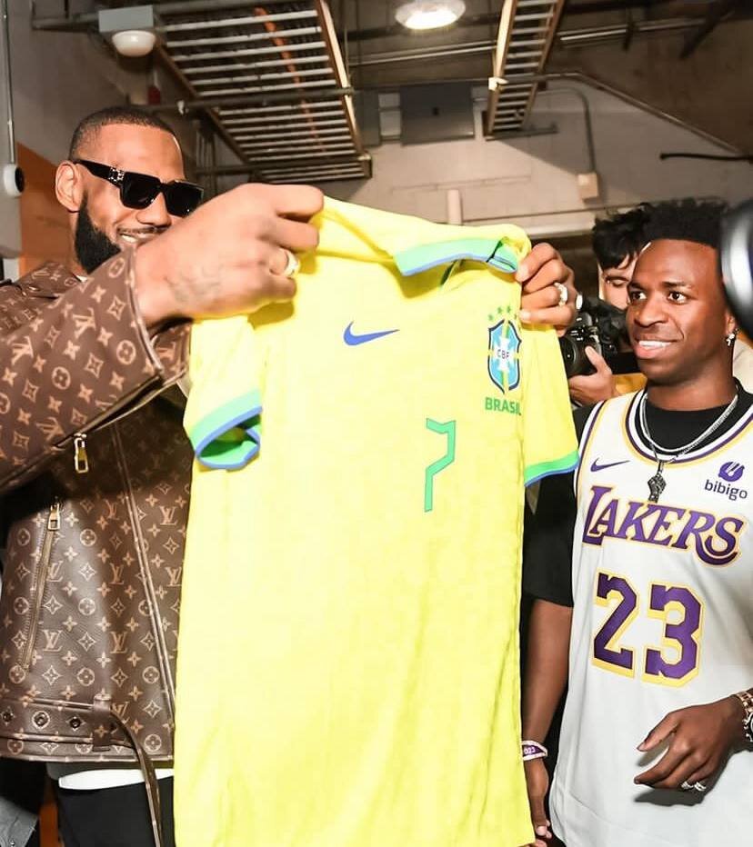 عکس| یادگاری جانشین رونالدو برای اسطوره بسکتبال NBA