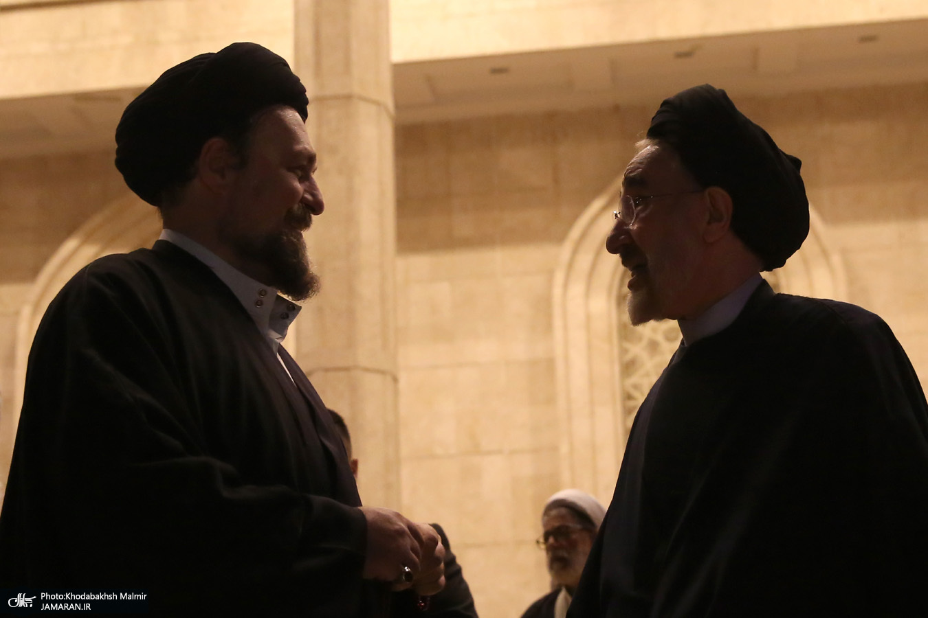 گپ و گفت سیدحسن خمینی و سیدمحمد خاتمی در مرقد امام/ مجید انصاری و موسوی لاری هم آمدند +عکس