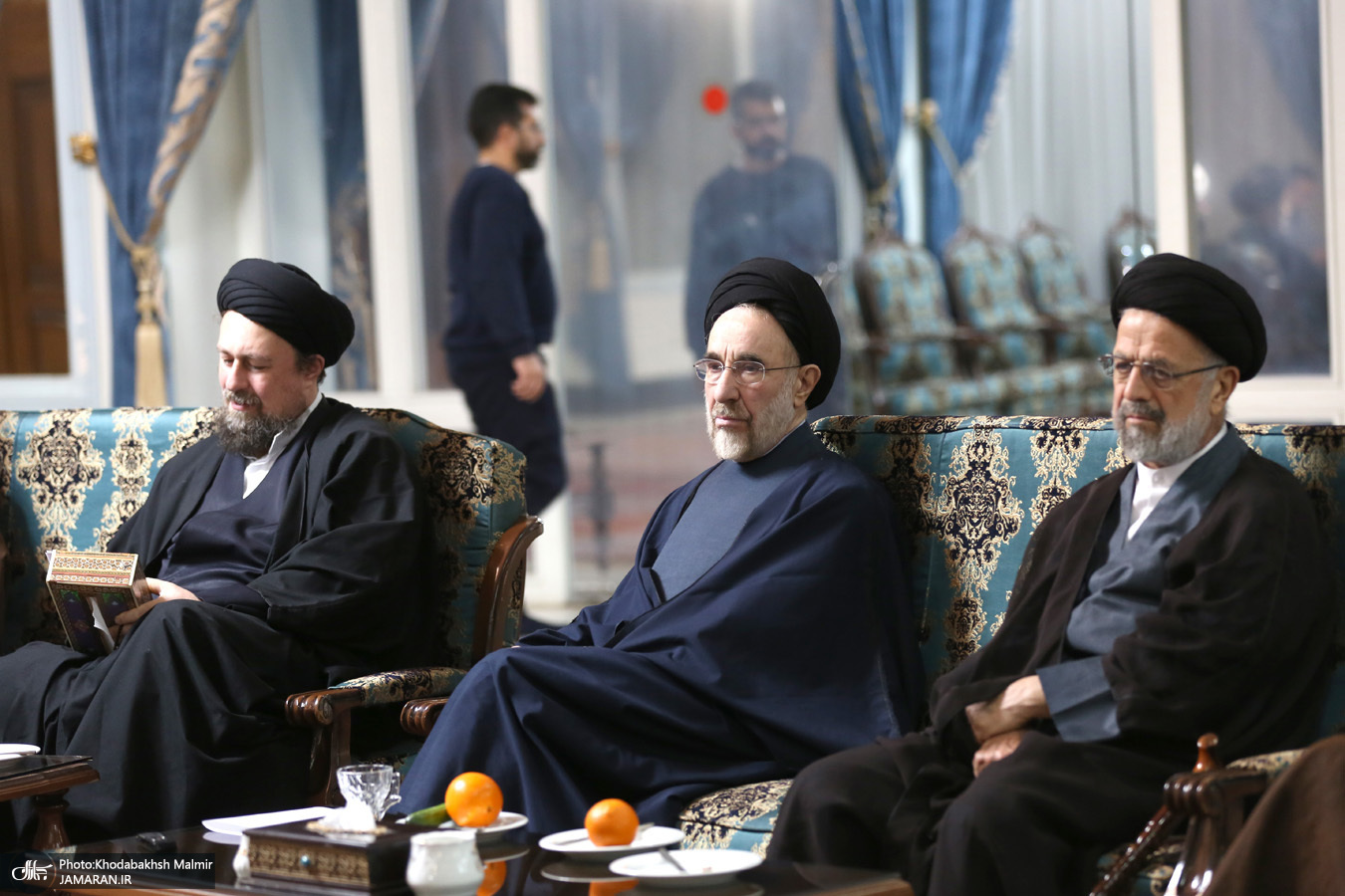 گپ و گفت سیدحسن خمینی و سیدمحمد خاتمی در مرقد امام/ مجید انصاری و موسوی لاری هم آمدند +عکس