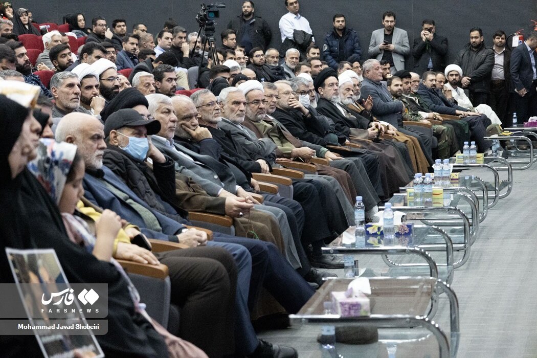 خوش و بش علی لاریجانی با فرمانده سپاه قدس/ فرزندان سردار سلیمانی هم بودند +عکس