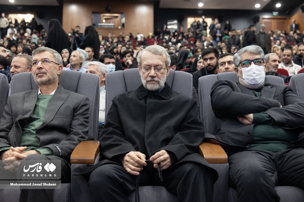 خوش و بش علی لاریجانی با فرمانده سپاه قدس/ فرزندان سردار سلیمانی هم بودند +عکس