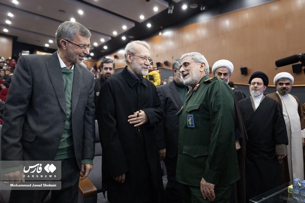 خوش و بش علی لاریجانی با فرمانده سپاه قدس/ فرزندان سردار سلیمانی هم بودند +عکس