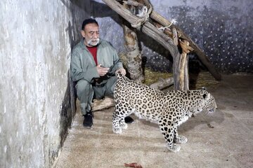 عکس | این مرد 700 حیوان در خانه‌اش نگهداری می‌کند؛ «اگر قاچاقچی بودم که در این کشور 43 سال مدیر نبودم»