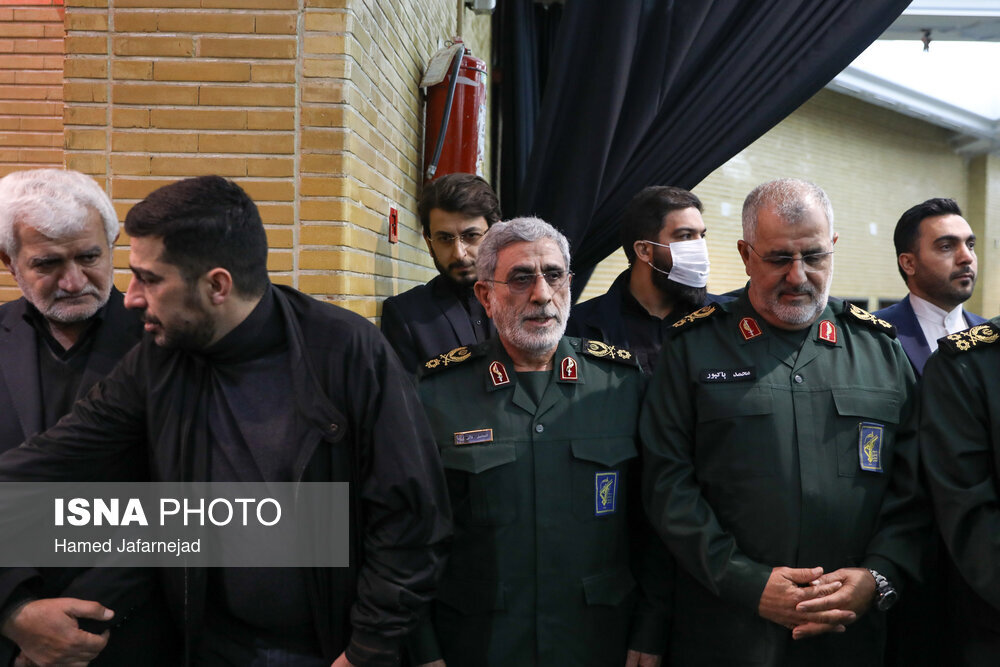عکسی از سردار قاآنی و فرمانده کل سپاه در کنار خانواده سردار رضی موسوی