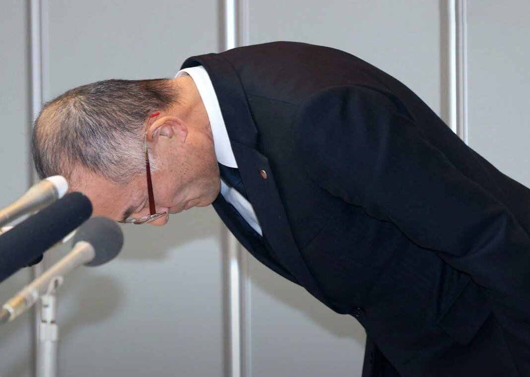 تعظیم مدیر ژاپنی به مردم برای کیک‌های خرد شده/ عکس