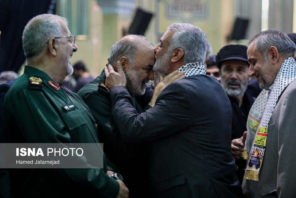 چه کسانی به مراسم ختم سردار سیدرضی آمدند؟/ از میزبانی سردار قاآنی تا بوسه خاص بر پیشانی سرلشکر سلامی + عکس 5