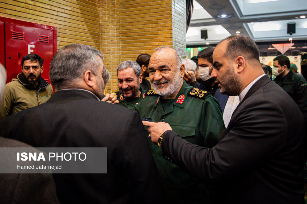 چه کسانی به مراسم ختم سردار سیدرضی آمدند؟/ از میزبانی سردار قاآنی تا بوسه خاص بر پیشانی سرلشکر سلامی + عکس 4