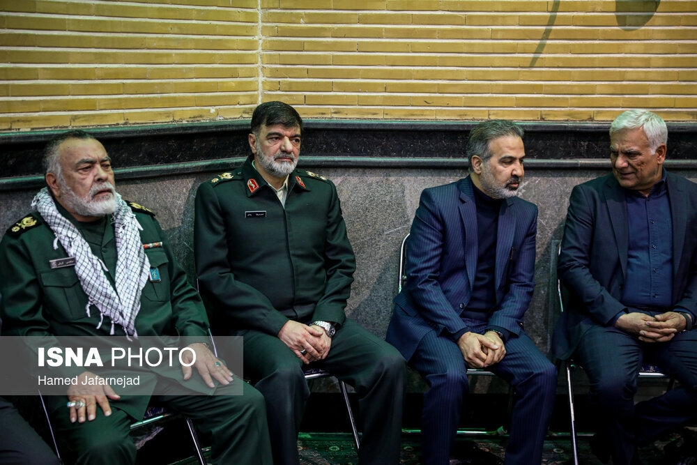 چه کسانی به مراسم ختم سردار سیدرضی آمدند؟/ از میزبانی سردار قاآنی تا بوسه خاص بر پیشانی سرلشکر سلامی + عکس 3