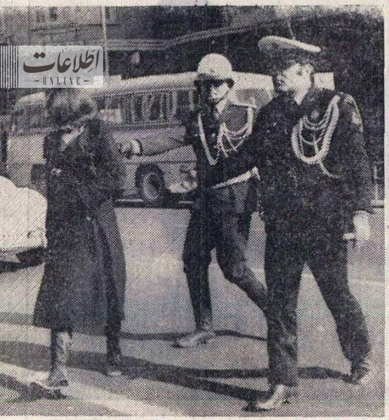 تصویری قدیمی از جریمه عابر پیاده توسط پلیس زن ایرانی