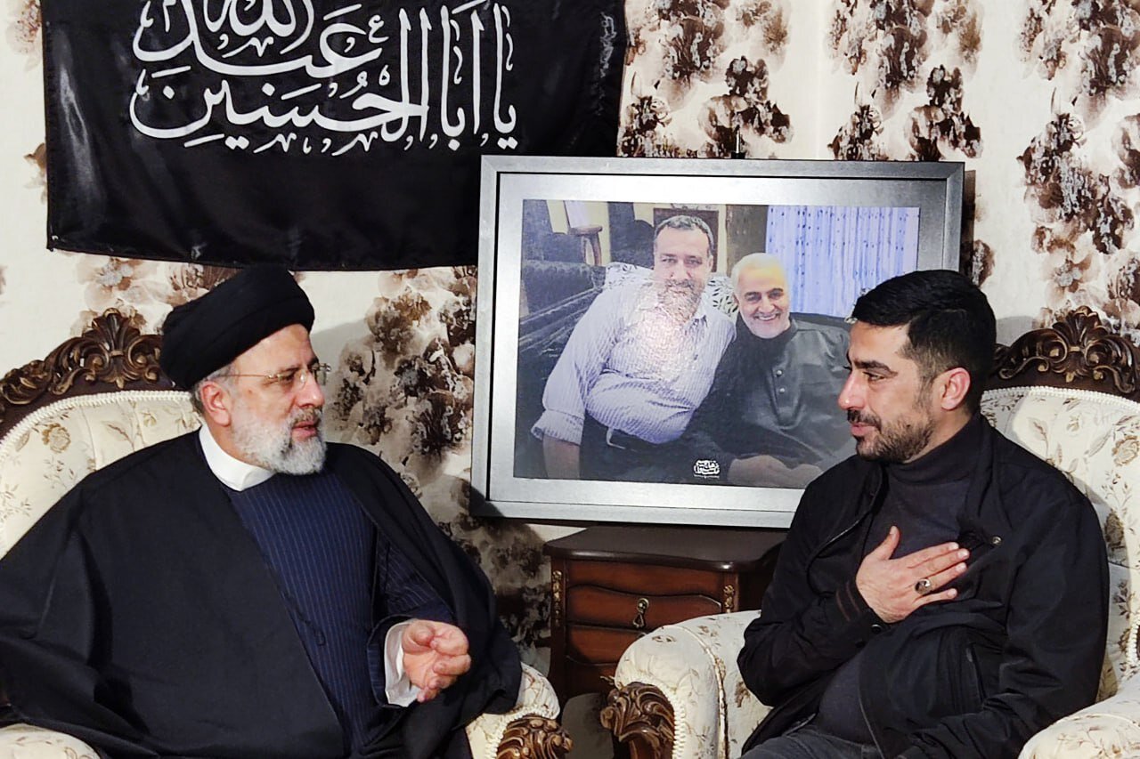 عکسی از ابراهیم رئیسی در منزل سردار شهید رضی موسوی