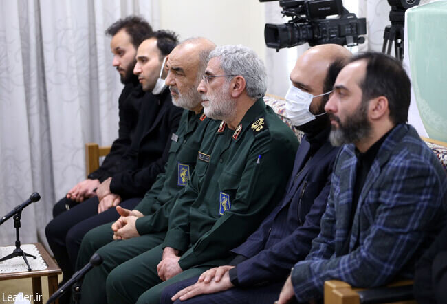 عکسی از دو فرمانده ارشد سپاه در دیدار امروز خانواده سردار سلیمانی با رهبر انقلاب