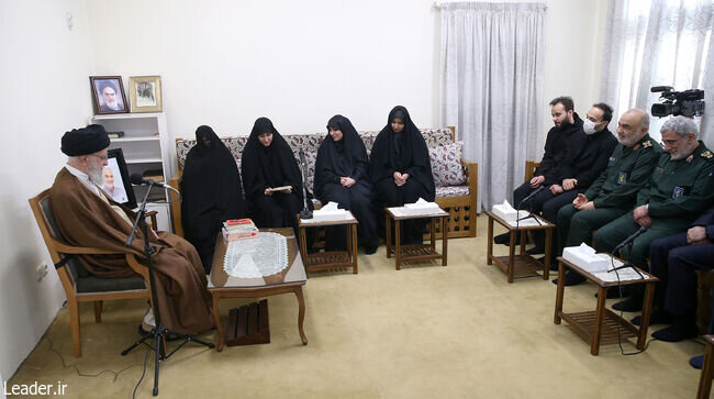 عکسی جدید از همسر، پسران و دختران سردار سلیمانی در دیدار با رهبر انقلاب