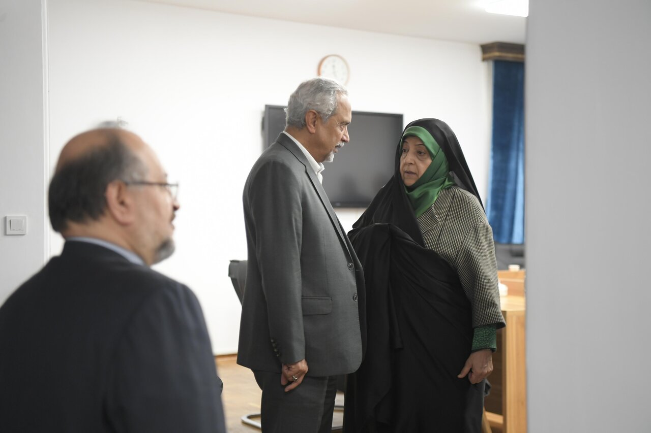 وزیران و معاونان حسن روحانی دور هم جمع شدند/ خندههای ظریف و جهانگیری و گعدههای ۲ نفره +عکس