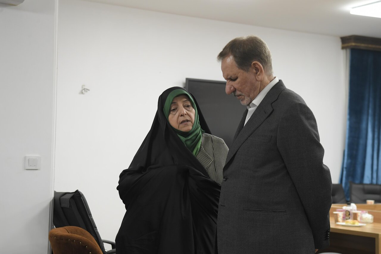 وزیران و معاونان حسن روحانی دور هم جمع شدند/ خندههای ظریف و جهانگیری و گعدههای ۲ نفره +عکس