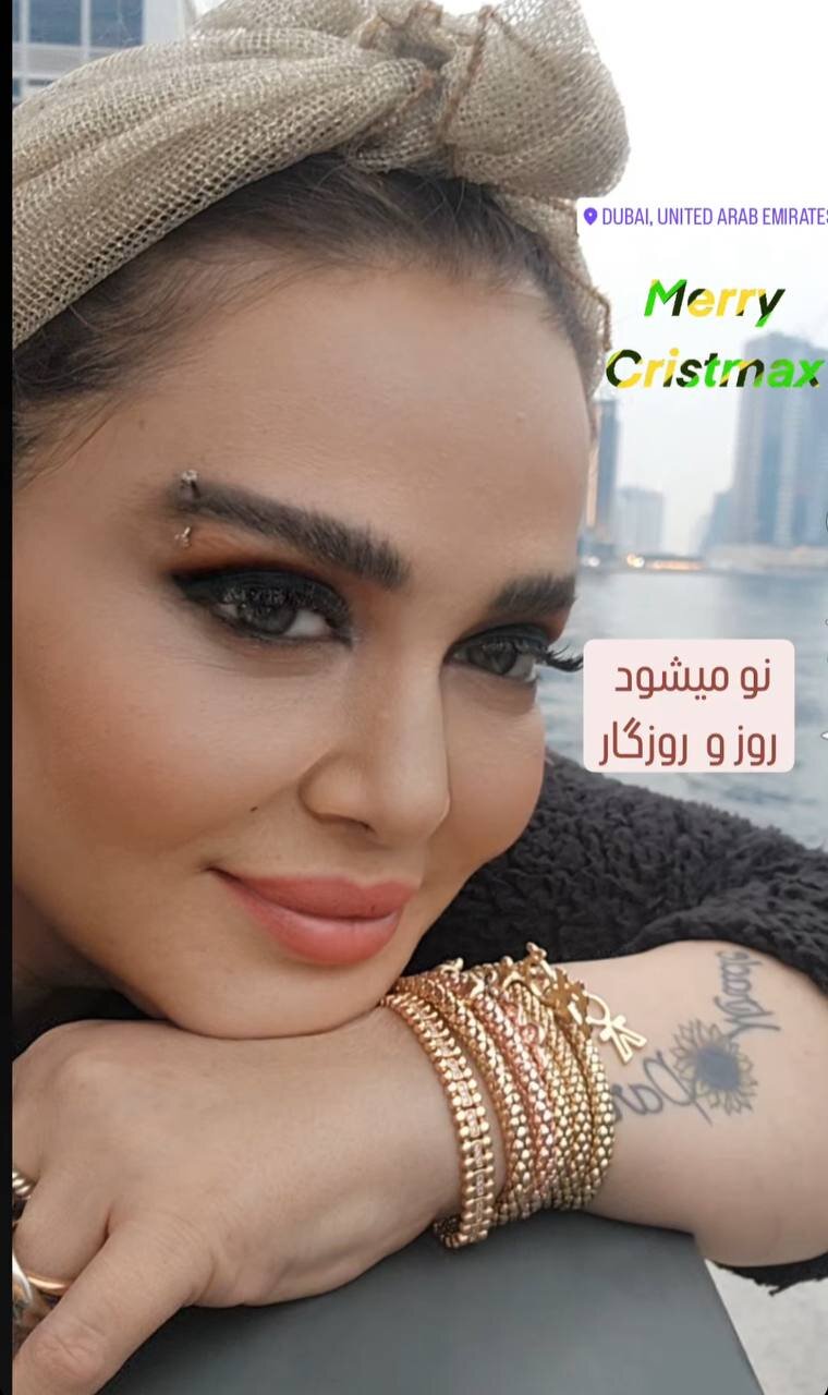 عکس | شوآف بهاره رهنما با دستبندهای طلا و پیرسینگ ابرو؛ کریسمس در دبی!