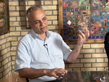 توصیه احمد زیدآبادی به ابی، خواننده لس آنجلسی / علی کریمی خود را اسیر اهانت بی دلیل به بی گناهان کرده است