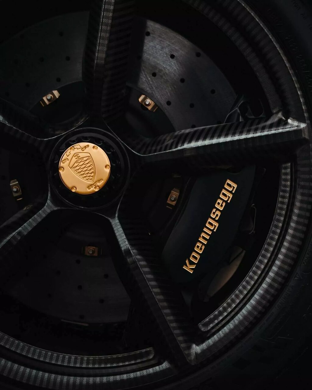 بدنه این خودرو با طلای ۲۴ عیار پوشیده شده/ عکس