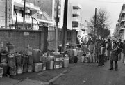 عکس | صفِ پیت‌های نفت در یکی از خیابان‌های تهران در دی‌ماه ۵۷