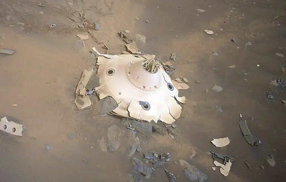 رصد لاشههای عجیب در مریخ/ عکس