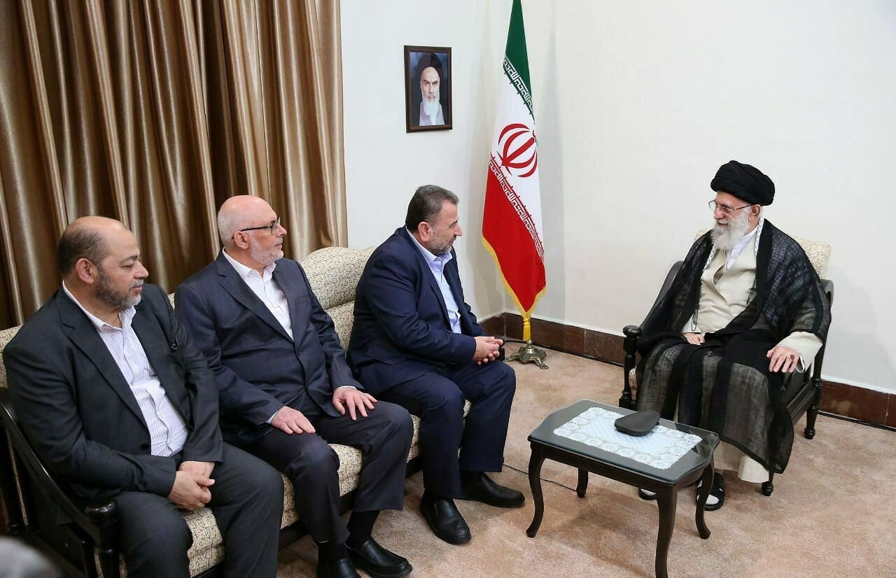 عکس | تصویری از دیدار شهید صالح العاروری با رهبر انقلاب در تهران