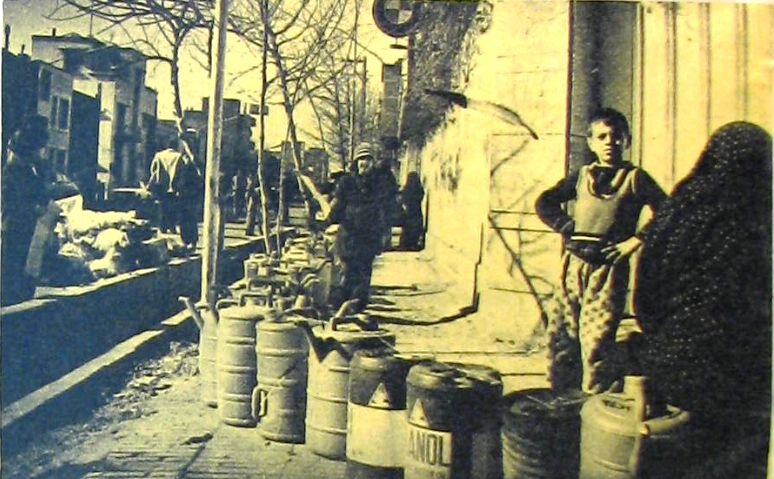 عکس | صفِ پیتهای نفت در یکی از خیابانهای تهران در دیماه ۵۷