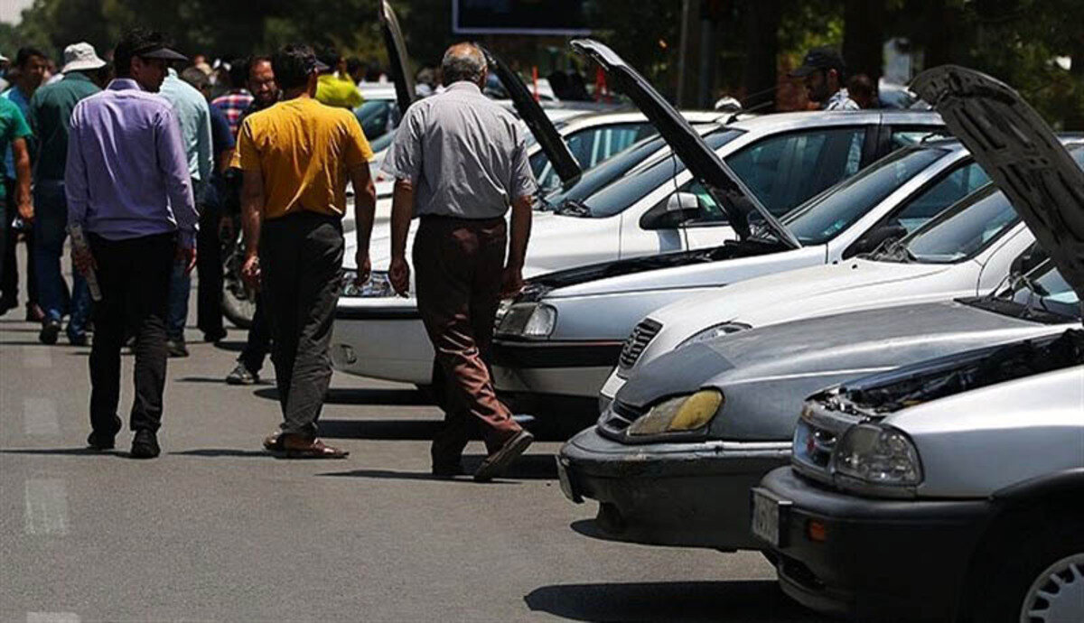 - کلاف سردرگم اجازه فروش ۱۲۰ هزار خودرو در حاشیه بازار/ وزارت صمت هنوز مجوزی صادر نکرده است